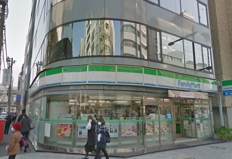 コンビニ　ファミリーマート神田鍛冶町三丁目店（コンビニ）まで112m