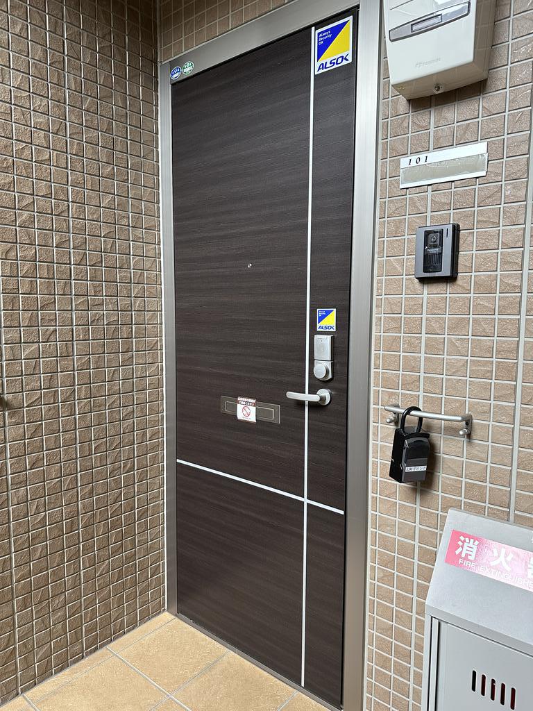 玄関　※写真は101号室のものです