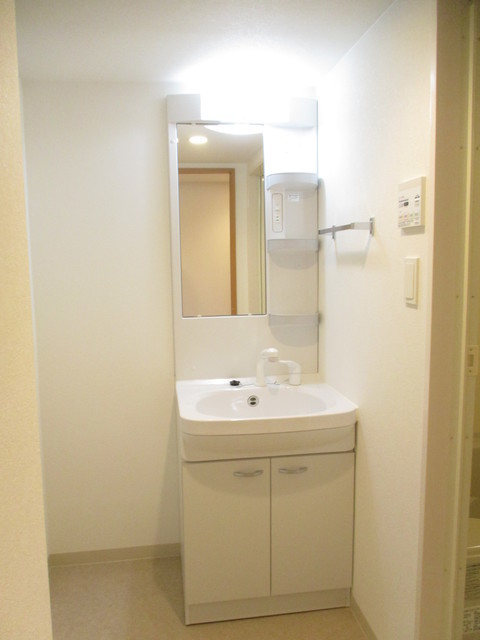 洗面設備　シャワー付洗面化粧台あり！＊同物件別部屋写真（実際は現況を優