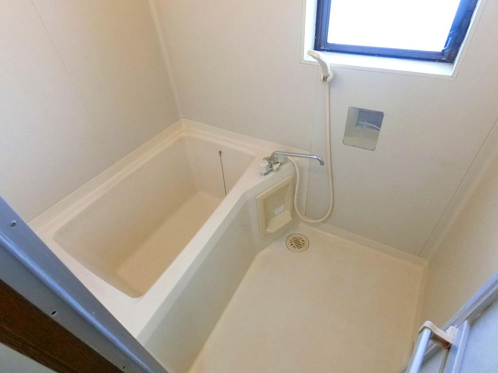 バス・シャワールーム　換気窓のあるバスルーム