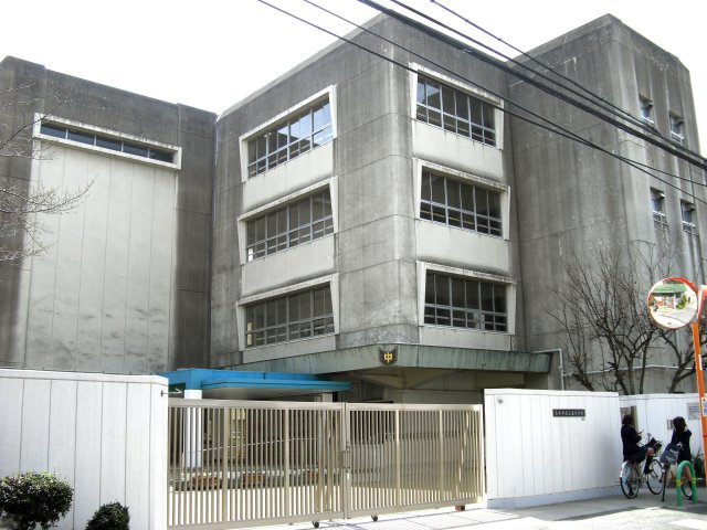 中学校　茨木市立三島中学校（中学校）まで933m