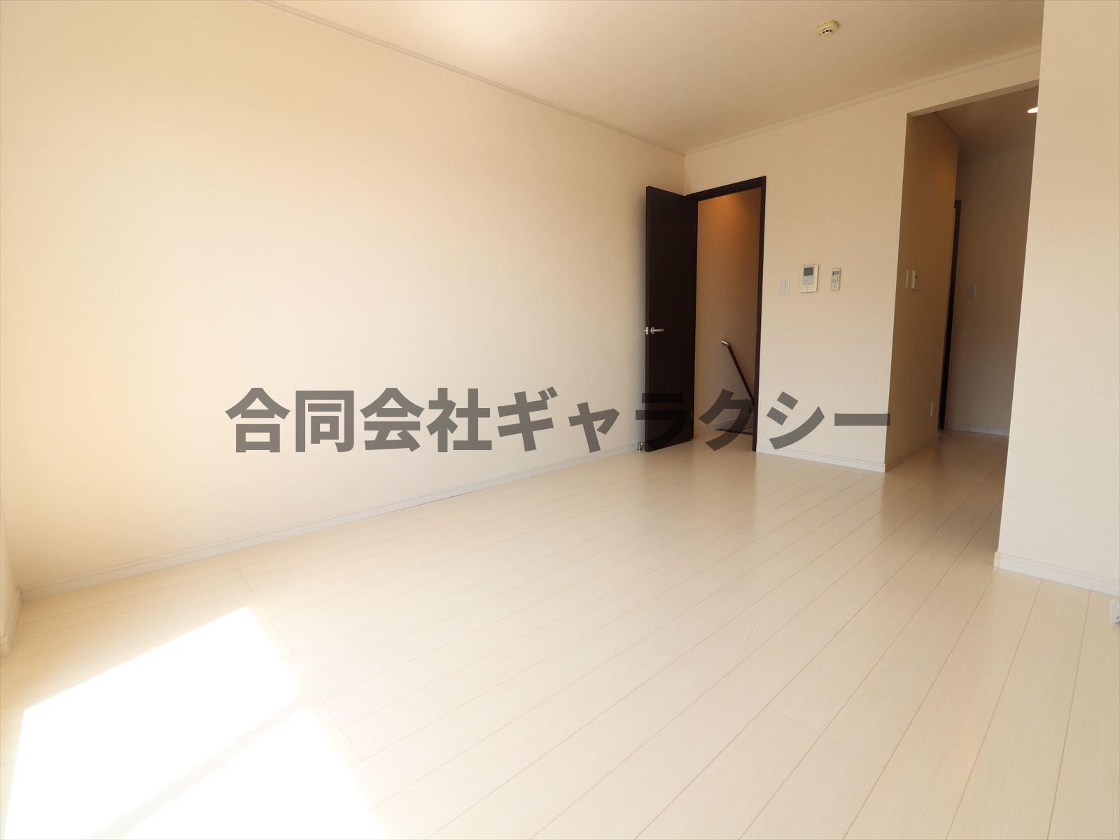 居室・リビング　9.8帖の洋室です