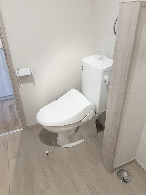 トイレ　明るい木目の床が優しい、清潔感のあるとても快適なトイレです。