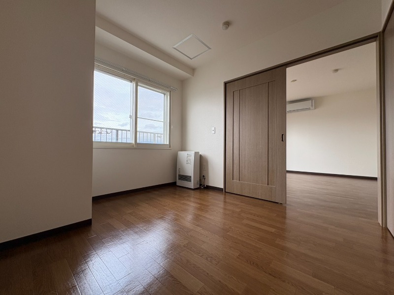 その他部屋・スペース　寝室を撮ってみました。家具の配置もしやすそう。