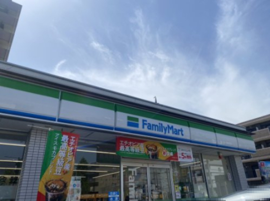 コンビニ　ファミリーマート 港油屋町店（コンビニ）まで412m