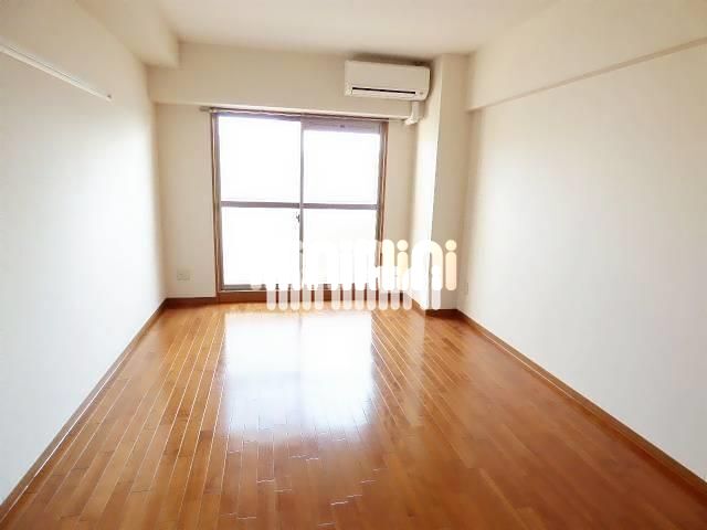 居室・リビング　エアコン付きの広いお部屋です
