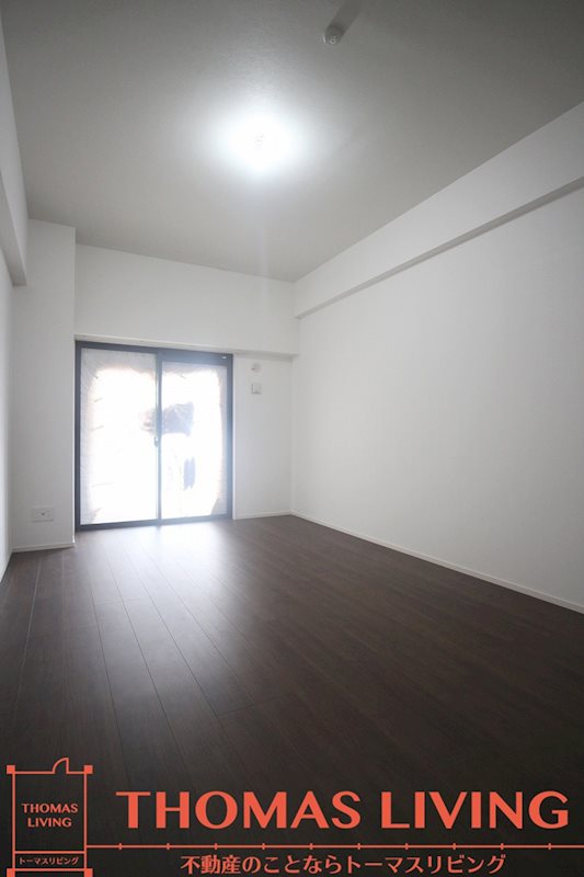 その他部屋・スペース　床→ダークブラウン、建具→ホワイトのお部屋です♪