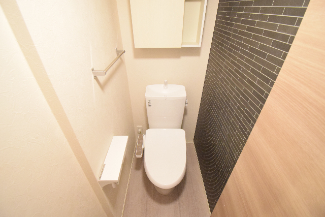 トイレ　収納付きの洋式トイレです☆