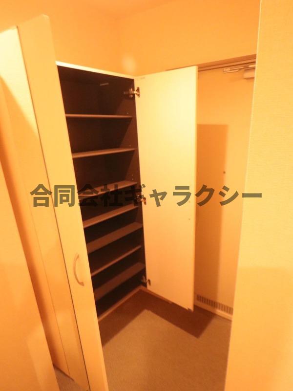 玄関　大きなシューズボックス付きの玄関