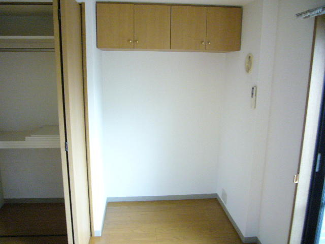 その他設備　洋室奥にあるデスクスペース