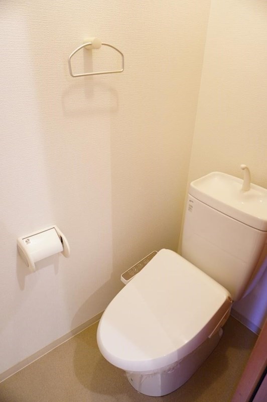 トイレ　トイレは快適な温水洗浄便座付き