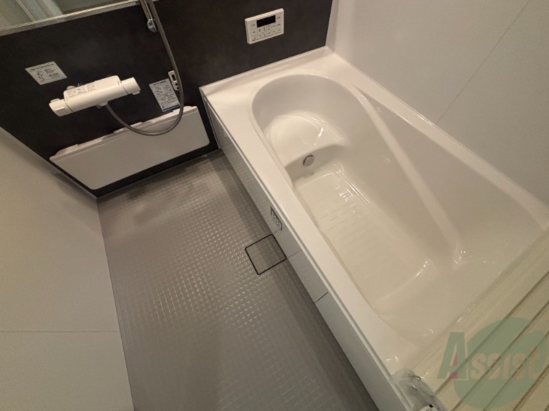 バス・シャワールーム　浴室です。バスタブが広く疲れが取れてゆったりできます。