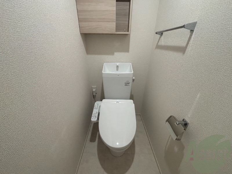 トイレ　トイレは温水洗浄便座です。シンプルな雰囲気になっています。