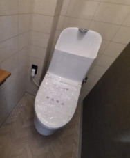 トイレ　落ち着いた色調のトイレです