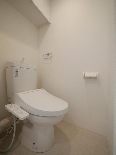 トイレ　落ち着いた色調のトイレです