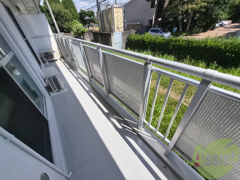 バルコニー　ベランダはよく日が当たり気持ちの良い空間です。