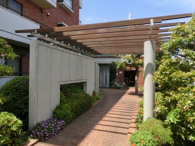 エントランス　★周りに緑も多いマンションです★
