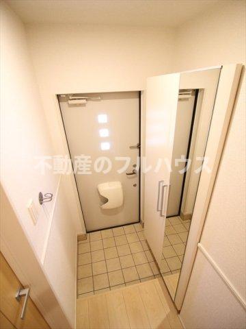 玄関　写真は反転タイプ別室