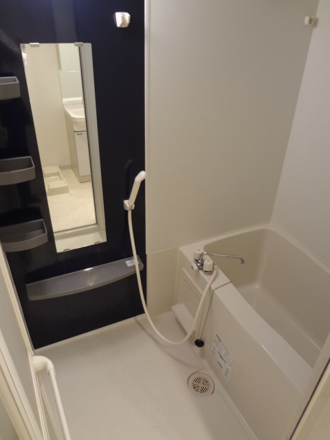 バス・シャワールーム　違うお部屋の写真です。ご参考までに