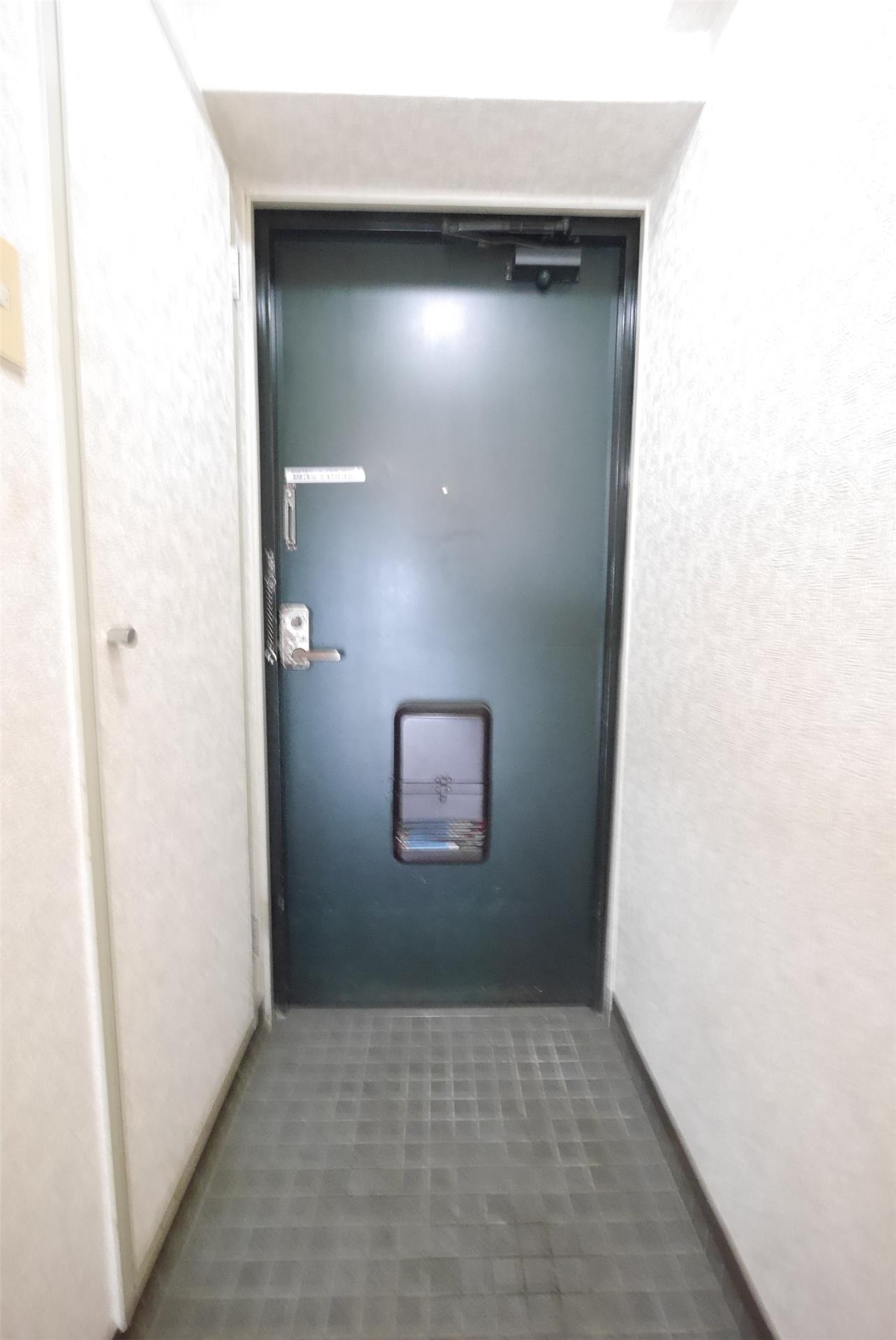ホワイトパレス北九大前の玄関写真