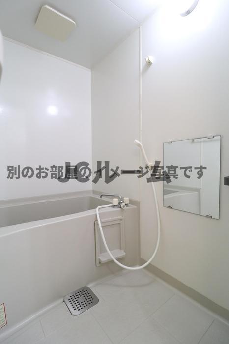 バス・シャワールーム　同建物内、同間取りの別の部屋の写真です