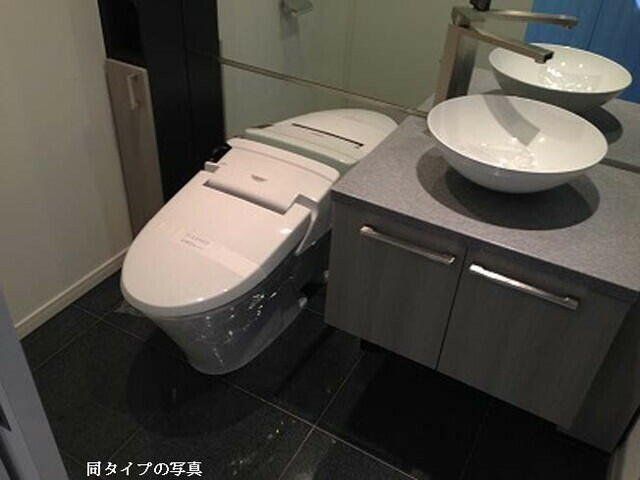 東京メトロ東西線 門前仲町駅 徒歩9分 13階建 築19年のトイレ写真