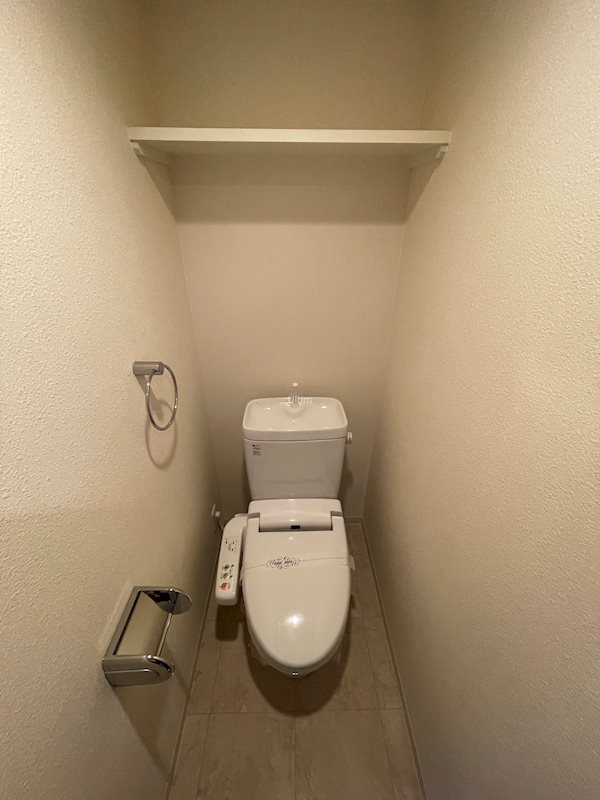 トイレ　※同タイプの別部屋写真です。