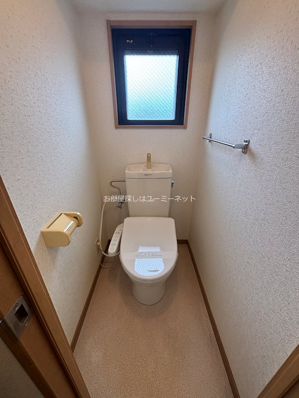トイレ　新品の温水洗浄便座が付いております！
