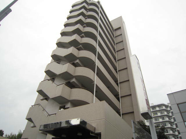 建物外観　ドーンと見上げる高さ。