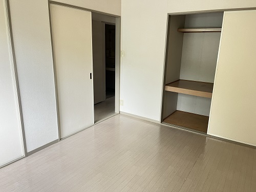 玄関入って正面の洋室