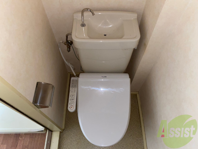 トイレ　ウォシュレット機能がついたトイレです。安心して使用できますね