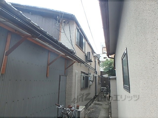 京都市上京区門跡町のアパートの建物外観