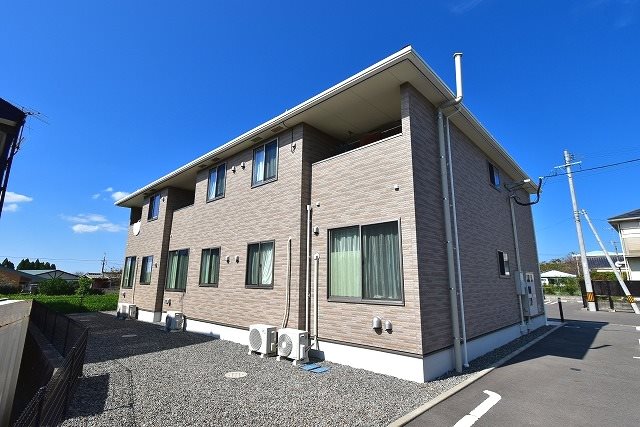 鹿児島市春山町のアパートの建物外観