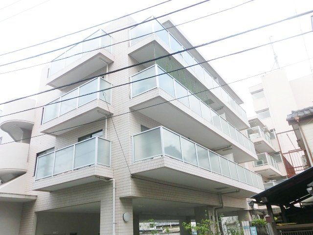 【中野区新井のマンションの建物外観】