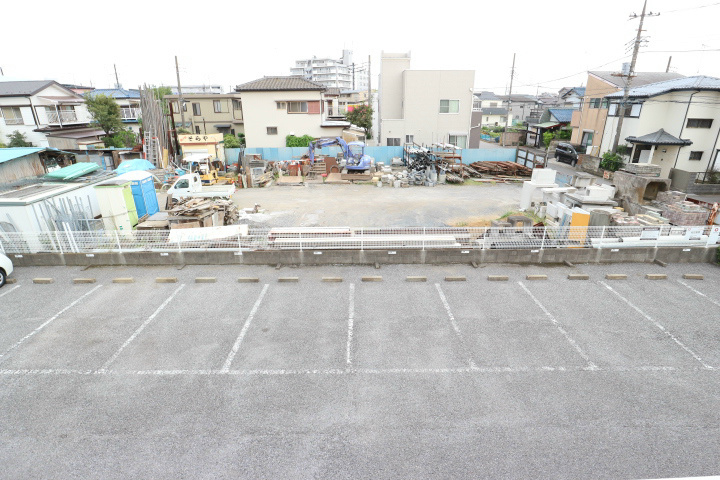 【越谷市蒲生のアパートの駐車場】