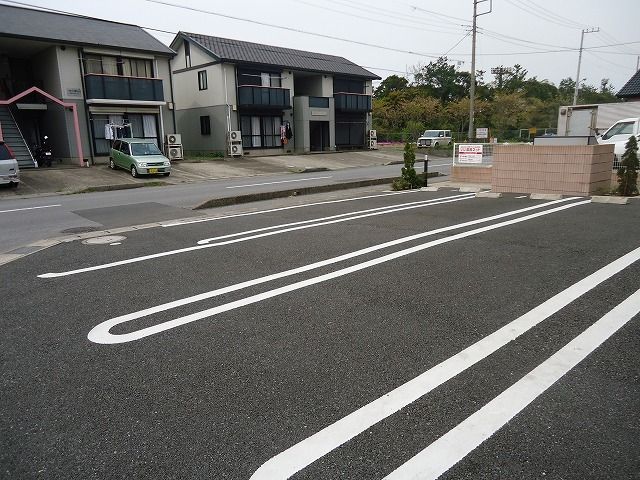 【富津市青木のアパートの駐車場】