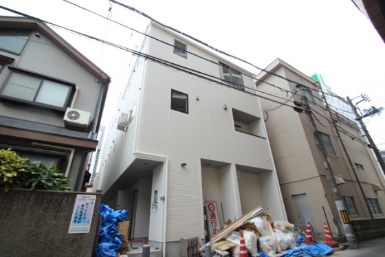 【広島市南区西蟹屋のアパートの建物外観】