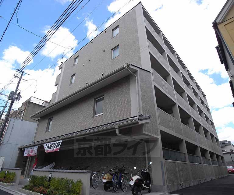 京都市上京区西辰巳町のマンションの建物外観