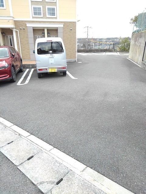 【四日市市笹川のアパートの駐車場】