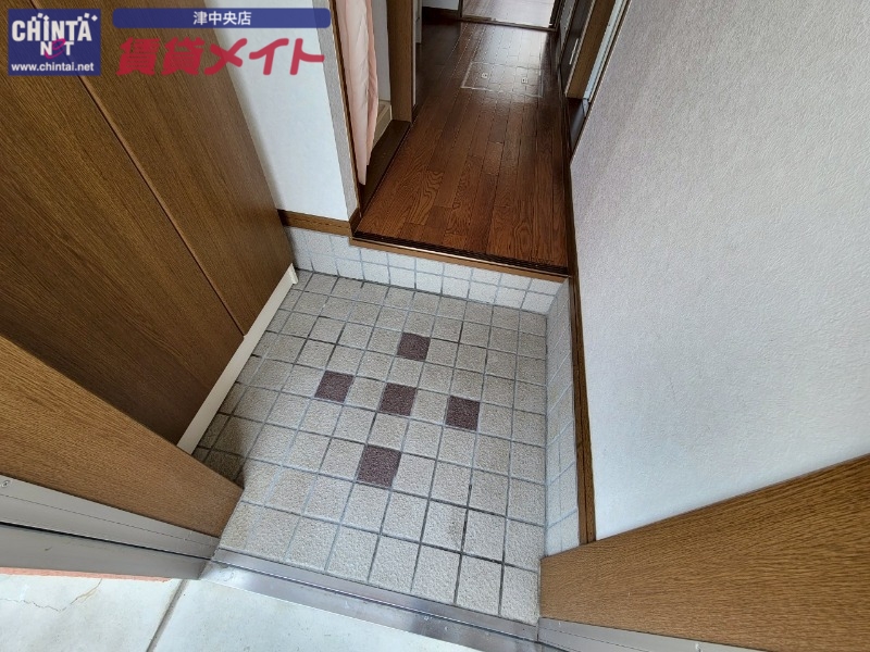 玄関　同じ物件、別部屋の写真です