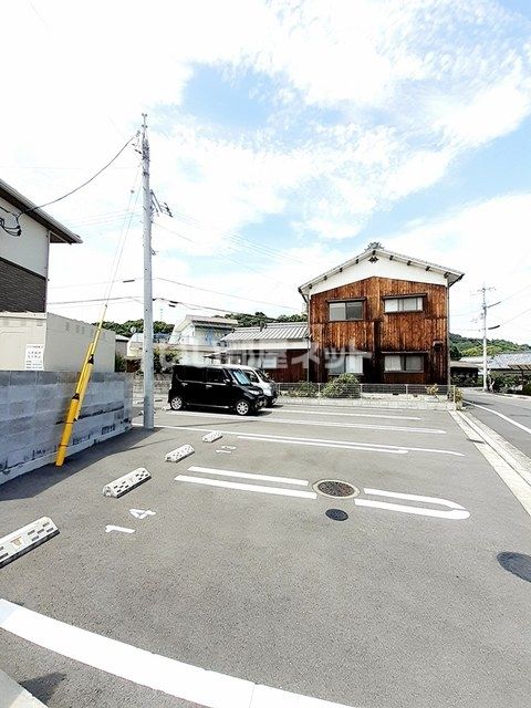 【松山市勝岡町のアパートの駐車場】