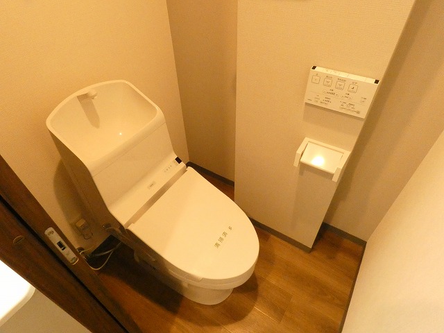 トイレ　温水洗浄便座付きです。