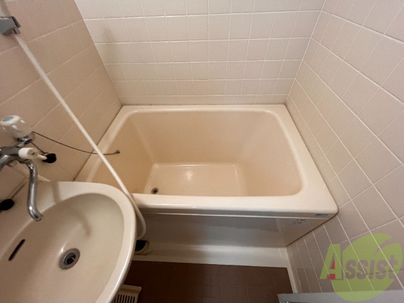 バス・シャワールーム　バスルームは狭すぎず、シャワーも浴びやすそうです。