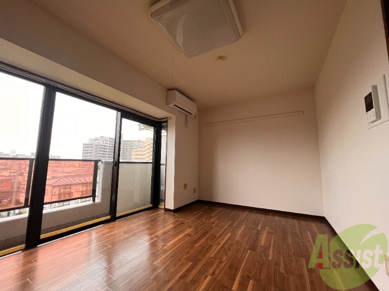 居室・リビング　８帖の洋室です。広々として、きれいですね。