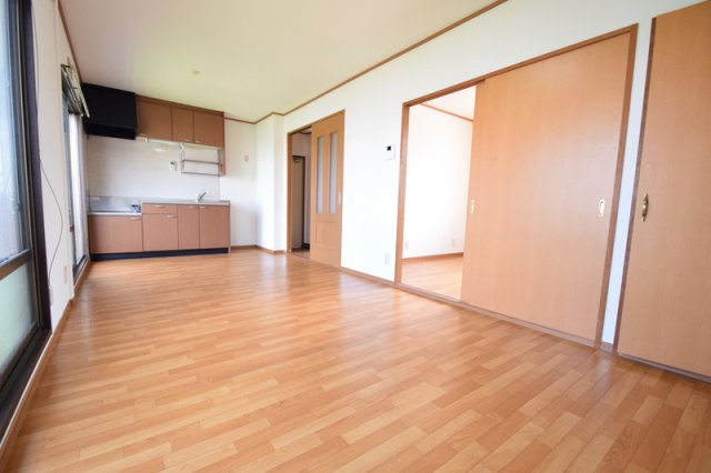 居室・リビング　明るいリビング、１０．５帖！