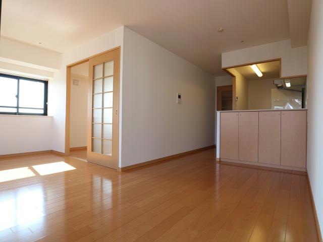 居室・リビング　マンション内の、別のお部屋の写真です。