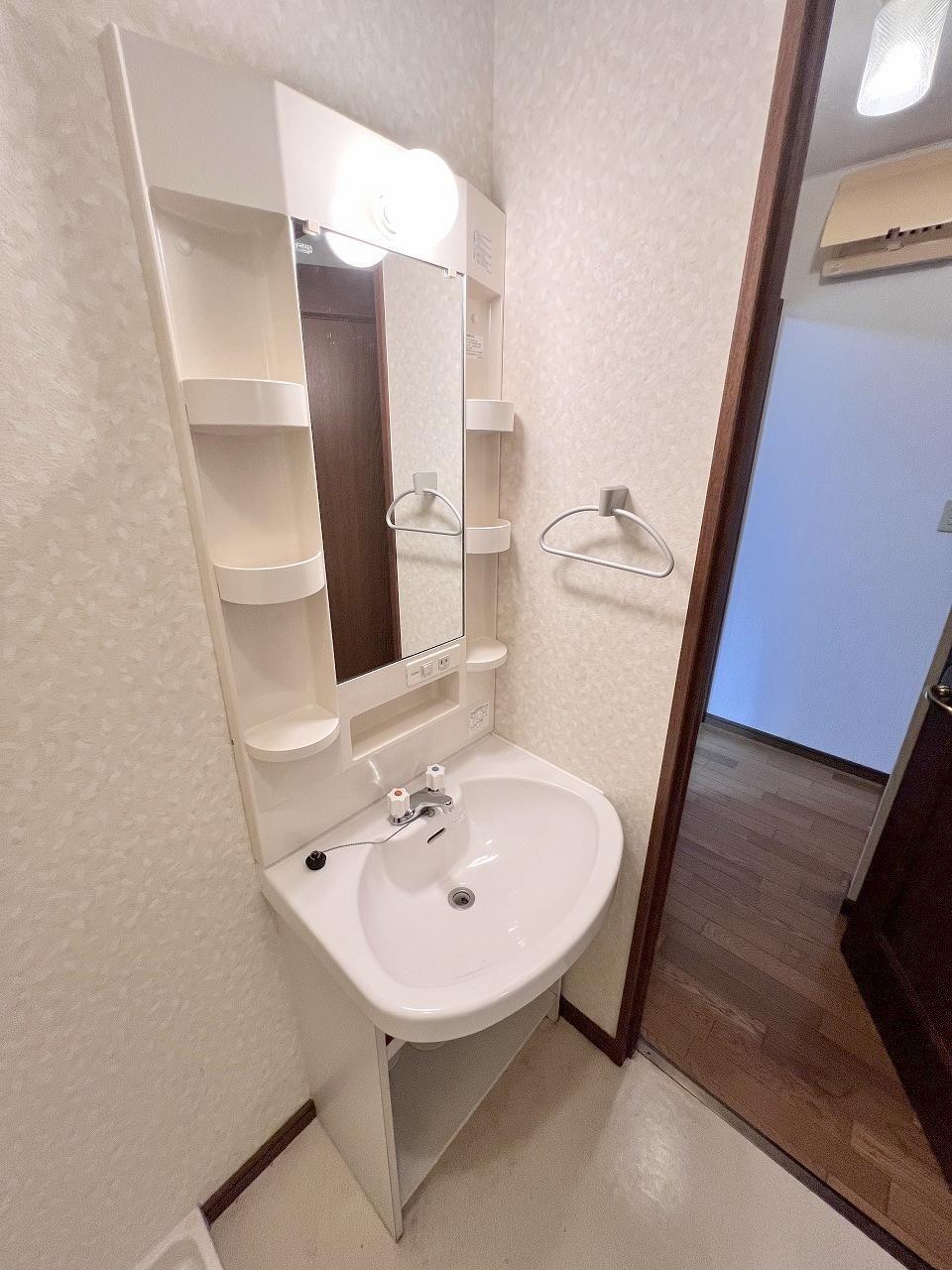 洗面設備　独立洗面台があるため、朝の身支度に便利です。