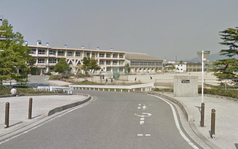 中学校　東山中学校（中学校）まで1060m