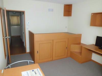 居室・リビング　大きなベッドの下は、大きな収納です。