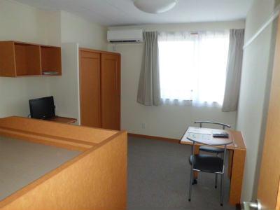 居室・リビング　居室はカーペット張りで落ち着いた趣。